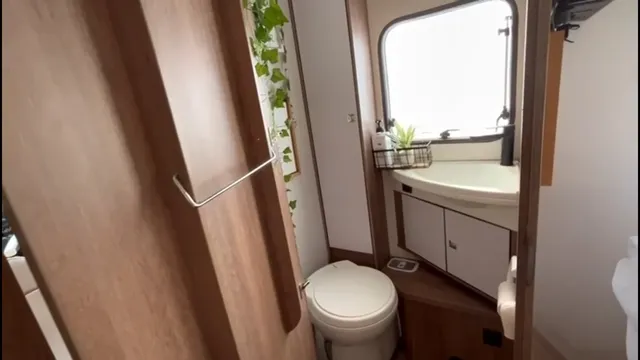 Baño con lavabo, espejo e inodoro