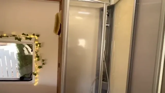 Cabina de ducha independiente junto al dormitorio