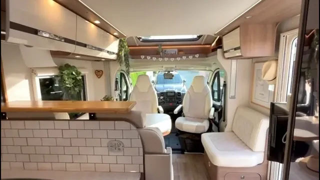 Vista del interior desde la cocina hacia el comedor y la cabina